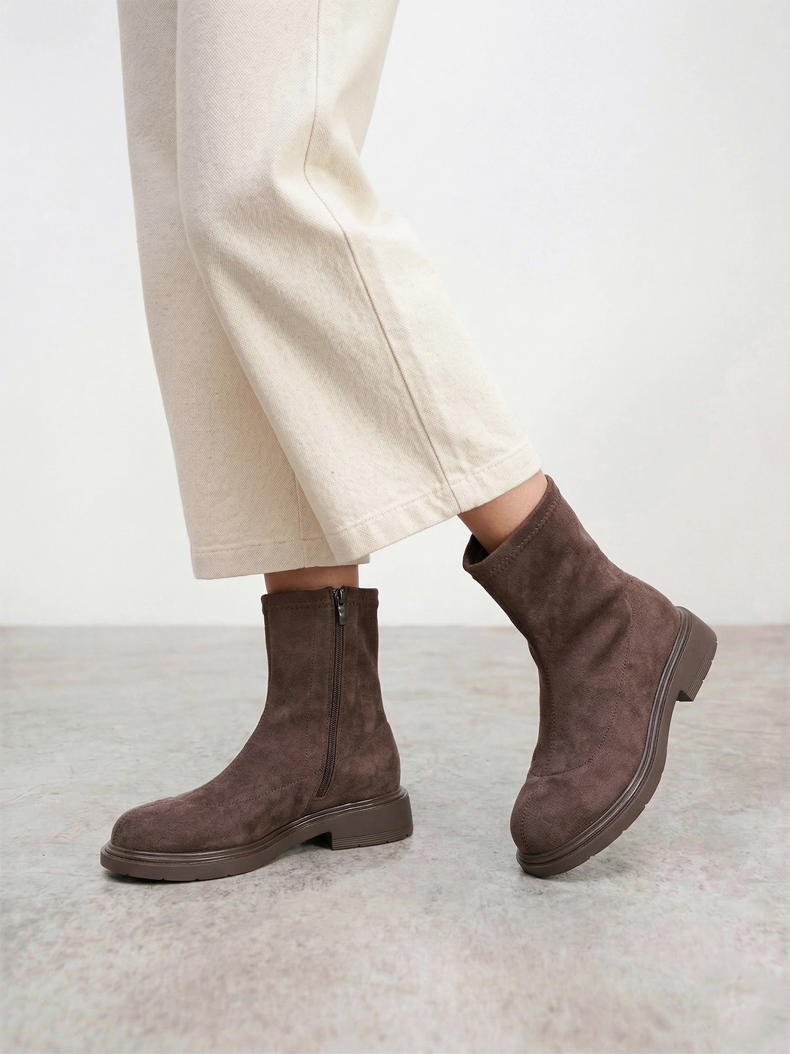 Ботинки серого цвета на низком каблуке